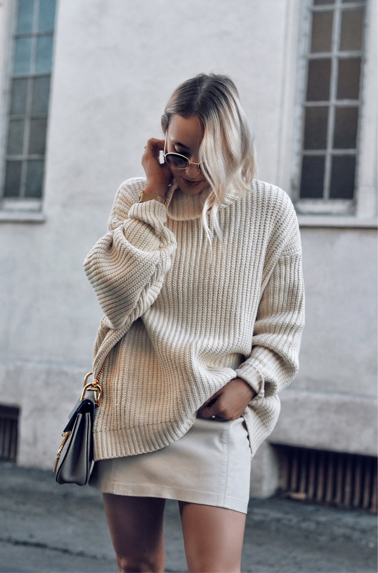 Stying an oversized sweater with a leather mini skirt for a styilsh ...